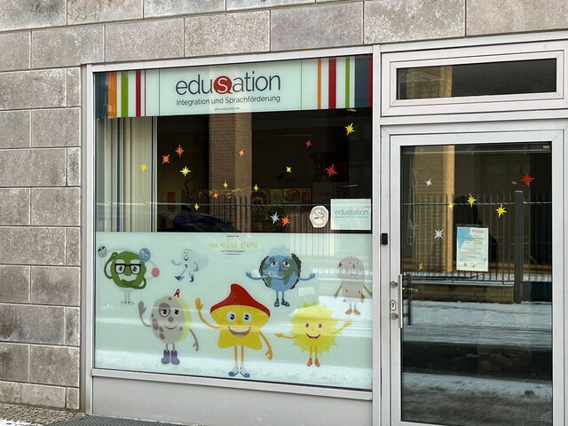 Eingang von Edusation – Integration und Sprachförderung mit den Figuren vom Kleinen Stern