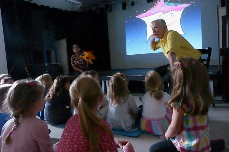 Der Kleine Stern ruft den Mond - Theatervorführung