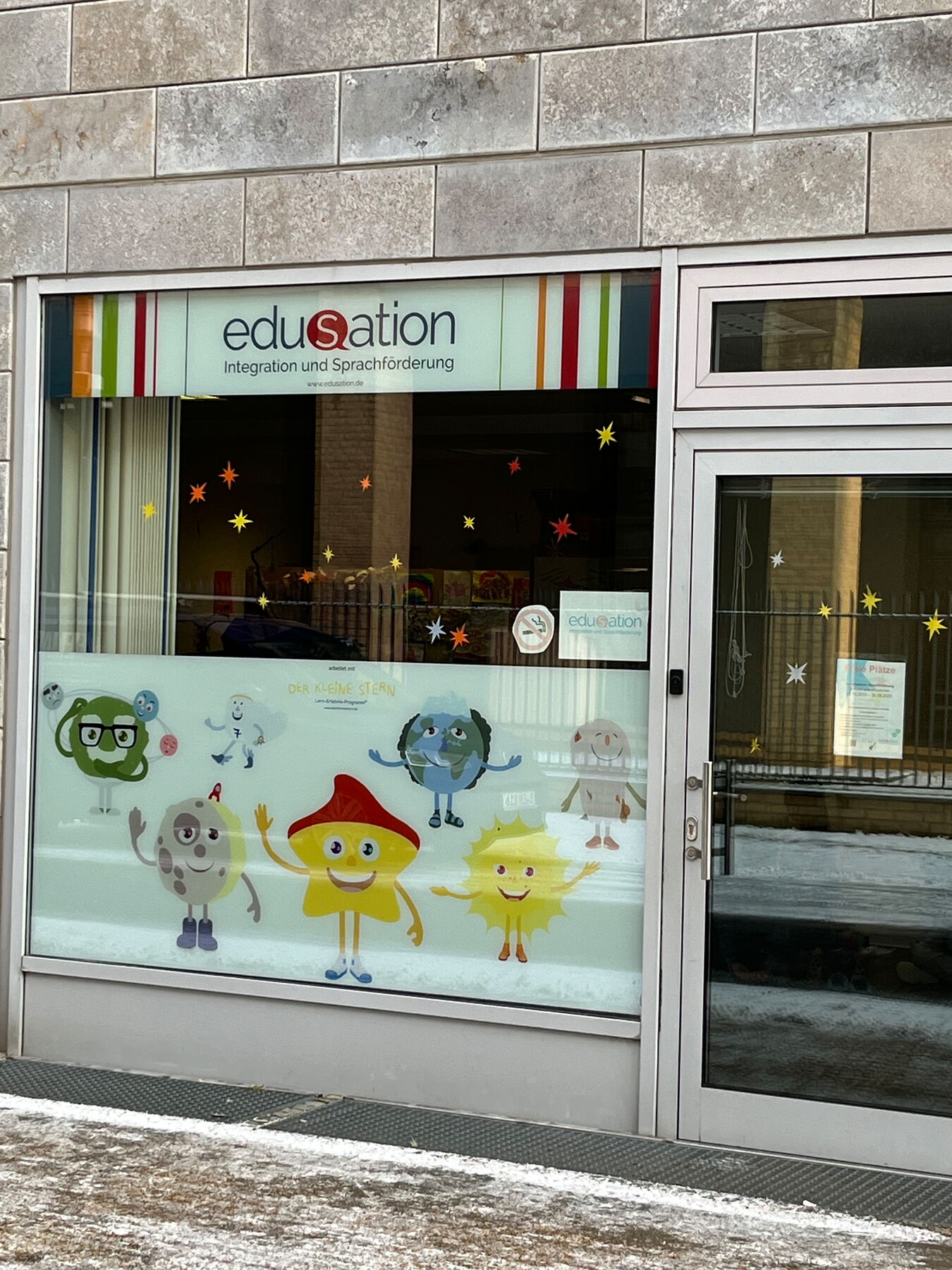 Eingang von Edusation – Integration und Sprachförderung mit den Figuren vom Kleinen Stern